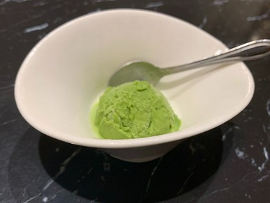 コースに含まれているデザート。甘いものはいつだって別腹です