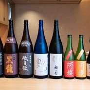料理に合わせて選ばれた日本酒。そのうまさに、客人たちは目尻を下げ頬を緩ませます。選ぶ基準は「好きだから」と、とてもシンプル。おいしい料理と共に、今宵も酒が進みます。