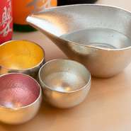 お皿の選択は、料理をおいしくいただく上で欠かせないものの一つ。手で触れた時の触覚や、猪口のような口触りなども器によって変わります。そのため、器選びから大切に考えています。