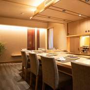 カウンター席からの視線は、店主の手元へと注がれています。L字の角が斜めにカットされたカウンターはオリジナル。店主を囲むように座り、一人一人との距離がより近づいています。