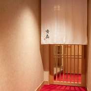 北新地のメインストリートですが、ビル4階にあるため街の喧騒は届きません。食事の時間をゆったりと過ごすためにつくられた一軒。鮨と真摯に向き合うための時間が用意されています。