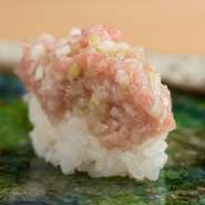 客人の前でネギを刻み薫りを立たせ、叩いたトロと合わせ速やかに仕上げます。海苔を巻いていないので、脂ののったトロの旨味とネギの爽やかさをダイレクトに感じられる一品。