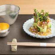 薄くスライスされた胡瓜で、香味野菜と穴子が丁寧に巻かれています。土佐酢をジュレにすることで、食材の色彩や味を邪魔することなく、最後まで綺麗な状態でおいしくいただけます。