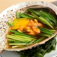 前日までの予約が必要な逸品。最後に添えたうずら卵と生雲丹が、鮑の肝の濃厚な味わいをまろやかにしてくれます。余韻を残すその味は、お酒にもよく合うと評判。