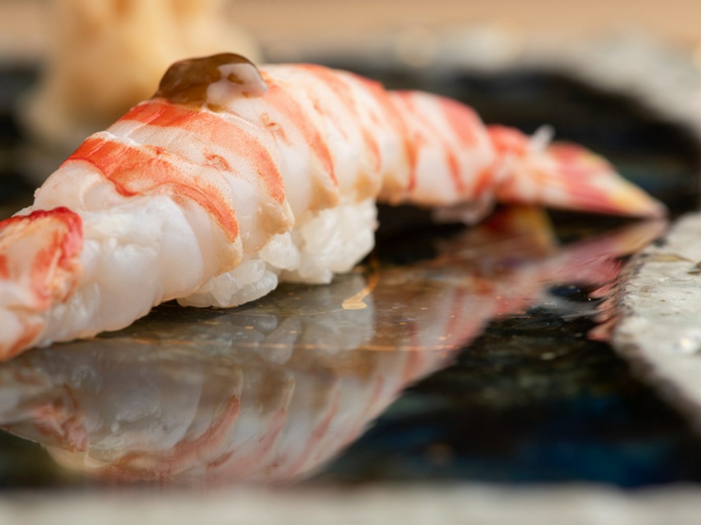 培った技術の全てを注いで握る「鮨」