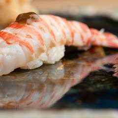 培った技術の全てを注いで握る「鮨」