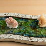 決まったメニューは用意されておらず、その日仕入れた素材の中からネタを仕込み、つまみが準備されていきます。仕入れ先は、大阪を中心に日本全国津々浦々。一年を通じて、納得できる食材を仕入れています。