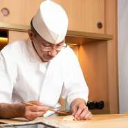 訪れた人たちへのもてなしの心は、仕込みから始まります。そして、カウンター席の前で調理を行う間の、会話や店内の雰囲気、調理中の風景も楽しめることを大切にしています。