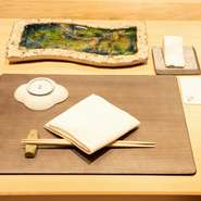 相手のことを想いながら、一つの席を整えています。雅な調度品や座り心地の良い椅子は、食事の場として最適。くつろいだ歓談のひとときを過ごすことができるでしょう。 