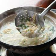 秘伝出汁に、ふぐの身やアラ、野菜の旨味も加わり、深い味わいを楽しめます。
表示価格は目安です。時期によって変動いたしますので、詳細はお問い合わせください。