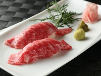 赤身と脂身の絶妙なバランスと、サラリとした口当たりが特徴の「宮崎尾崎牛」。“幻の牛”はメインの鉄板焼きとしてはもちろん、炙り寿司としても楽しめます。