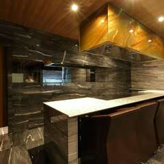 ウォルナットの天井から届けられる木の温もり