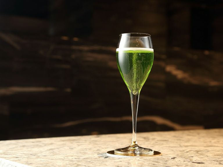 コースの始まりを告げる一杯『森の雫のカクテル』