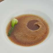 金華ハム・干し貝殻・鶏ガラ・干し椎茸など数十種類の食材を使い、じっくり煮込んだスープとフカヒレの食感が味わえる至福の逸品。