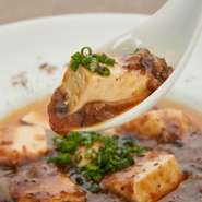 数十種類の香辛料とスパイスを使用した、本格四川風麻婆豆腐。辛さと旨みの絶妙なバランスがヤミツキになる、料理長自慢の逸品です。
