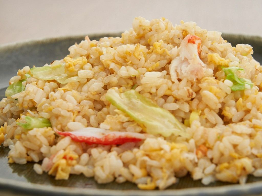 カニの旨みと心地良い食感『ズワイガニとレタスの炒飯』