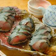 隼人名物の『鯖寿司』。昆布ではなく「須磨海苔」を使用しており、上質の鯖を豪快に挟んだお寿司です。1000円～。