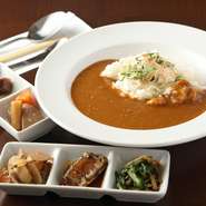 糖度の高い淡路島産玉ねぎをたっぷり使い、鶏ガラと香味野菜を炊き上げたスープに合わせて16種類以上のスパイスで仕上げた『淡路島カレー』。「甘さ」「コク」「辛さ」と3段階に変化する深い味わいが魅力です。