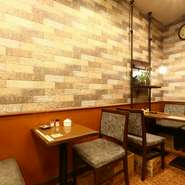 「寝屋川市」駅東口「アドバンスロード商店街」にある【自家焙煎カフェ　Cafe de Colombia　カフェ　ド　コロンビア】。ふらりと立ち寄りやすい好アクセスの同店は、ゆったりと時間を気にせずくつろげる雰囲気です。