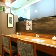 一人でも落ち着いた時間を過ごせるカウンター席も人気。お一人さまでの来店も大歓迎で、読書や勉強、仕事に勤しんだり、マスターとのおしゃべりを楽しんだりと自由に過ごせます。スマホなどの充電用コンセントも。