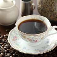 コーヒーインストラクターの資格も持つマスターが自家焙煎したコーヒーを、オーダーごとに一杯ずつ丁寧にペーパードリップした『自家焙煎コーヒー』です。店内に漂う芳しい香りと深い味わいを堪能して。
