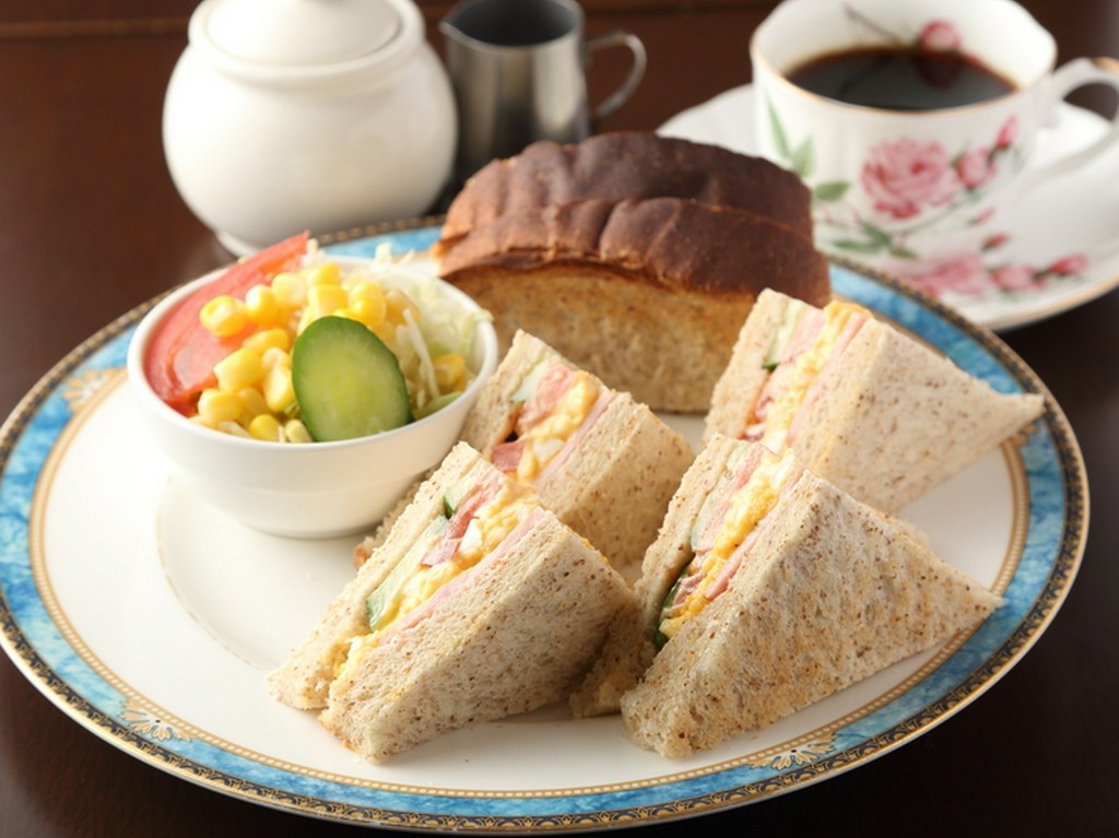 胚芽パンの香ばしさを堪能！『ミックスサンドセット』