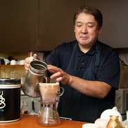 「接客で大切にしているのは親しみやすさ」と語る上田氏。ゲストに寄り添い、悩みを抱えていれば引き出す声がけを心がけているとか。その人柄を慕って通う常連客も多く、おしゃべりを楽しむ場としても人気です。