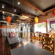 おいしいカレーを囲んで、楽しいママ会はいかがでしょう。ランチタイムには、8種類のカレーから選べるセットメニューが充実。ナンが無料でおかわりできるのも魅力です。キッズセットがあるので子ども連れでも安心。