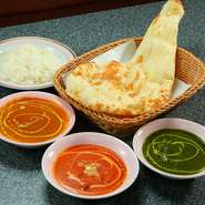 子どもから大人まで人気の高い『バターチキンカレー』をはじめ、ポークやマトン、野菜、シーフードなど、バリエーションに富んだカレーが用意されています。辛さは4段階で調整可能です。