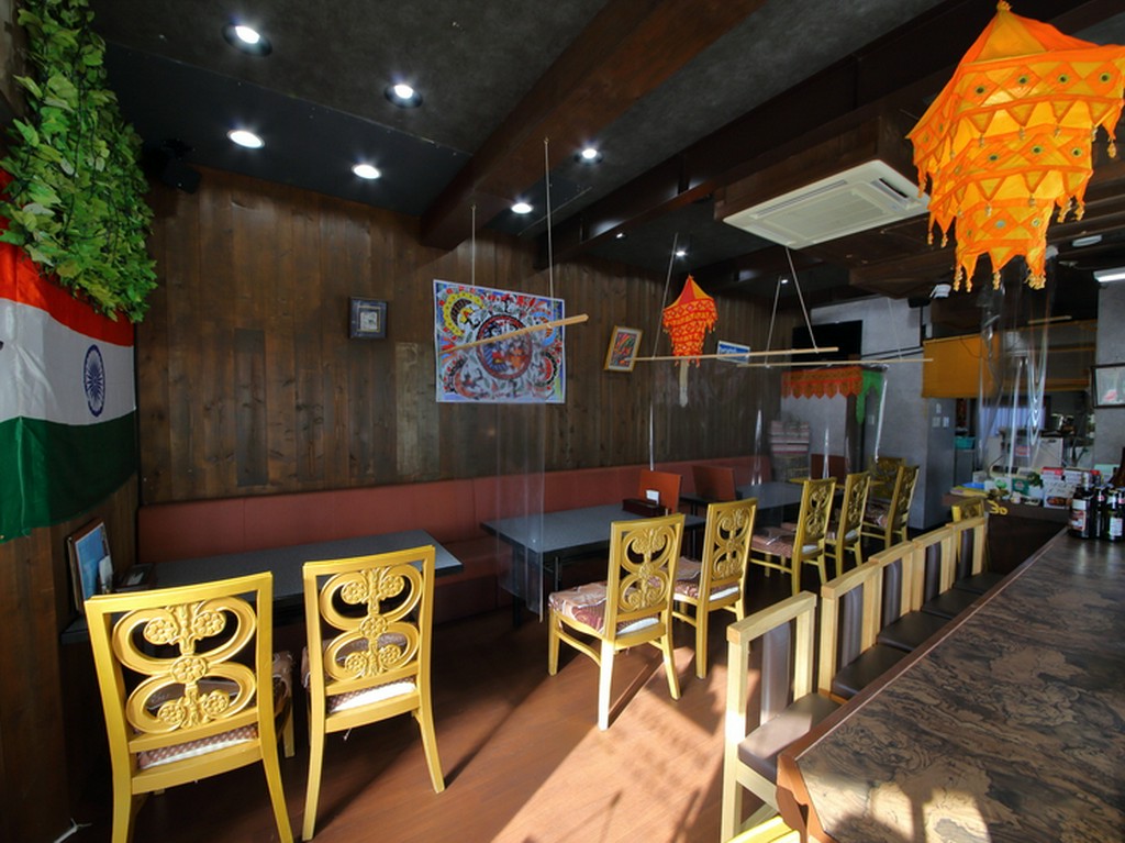 明るい日が差し込む、30席のくつろぎ空間