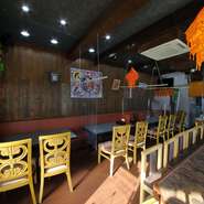 カウンターとテーブル席が設えられた店内は、ゆったりと過ごせる居心地のよい空間。インドから買い付けたというインテリアや小物が非日常を演出しています。笑顔で出迎えてくれるスタッフの温かなおもてなしも魅力。