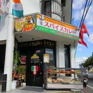 落ち着いた雰囲気のカウンター席で、お酒を片手に過ごすのもオススメ。ラッシーやチャイのほか、ウイスキーやビール、ラムなど、インドやネパールをはじめ世界各国のアルコールが揃っています。