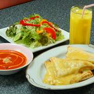 このお店のカレーは、43種類のスパイスを使った薬膳カレー。3種類の中から選べるので、訪れるたび違う組み合わせで楽しめると好評です。そのままでもおいしい『チーズナン』はお酒のお供にも最適。