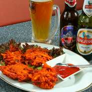 北インドのポピュラーな前菜。ヒヨコ豆の粉末にスパイスを混ぜてつくった衣をまぶして揚げた、インド風玉ねぎの天ぷらです。辛さは調整可能。ケチャップでいただきます。