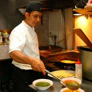 スパイシーな料理が好きなゲストはもちろん、辛いものが苦手な人や子どもでもおいしく味わえるよう、多種多彩な料理を手がけるシェフ。一人一人の要望に応じて辛さを調整したりと、細やかな心遣いを忘れません。