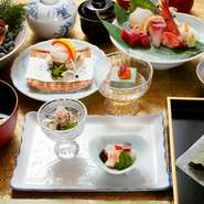 美術・工芸品的な価値も高い、江戸時代より代々伝わる春慶塗のお椀などを使い、晴れの日にぴったりな料理を提供しています。