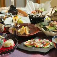 冬にはてっちり、クエ鍋なども入れたコースなど、季節を感じるコース料理を約15種類用意。2名様5,000円より、四季折々の味覚がさまざまなスタイルで楽しめます。