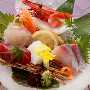 大阪湾は「魚庭」と書いて「なにわ」と言われ、昔から様々な魚介類が豊富に獲れる漁場として有名です。この大阪湾に面した泉州地域の特産物、泉だこやアナゴ、ワタリガニなどを始めとした新鮮な海の幸が楽しめます。