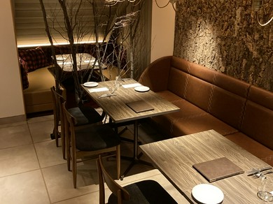 楽しいカウンターとお洒落なテーブル席のお店