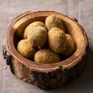 大きいオリーブに牛・豚・鶏・うさぎの4種のお肉を詰め、ジューシーに揚げた逸品です。リピーターが多い一押しの一品です。