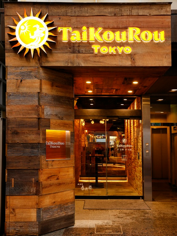 駅からすぐ。さくら通りに面しており、アクセス良好