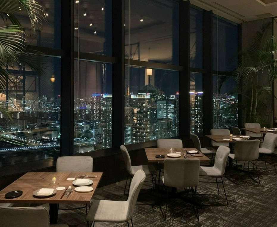 夜景をお楽しみいただきながら食事を楽しんでいただけます