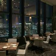 夜景をお楽しみいただきながら食事を楽しんでいただけます
