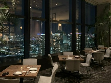 夜景をお楽しみいただきながら食事を楽しんでいただけます