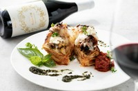 PENTHOUSE ボロネーゼで作った贅沢ラザニア　2,500円
高濃度カカオのチーズリゾット　フォアグラ添え　3,200円
窯焼きpizza　ピザ　ペントハウス（静岡県産しらす ガーリック 大葉　チーズ）　2,400円
etc