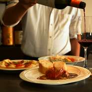 イタリア産はもちろん、ボルドーやブルゴーニュといったフランスの銘醸地やアメリカ・カリフォルニアなど、世界の産地から集めたワインリストも充実。厳選されたラインナップから、料理に合わせて選べます。