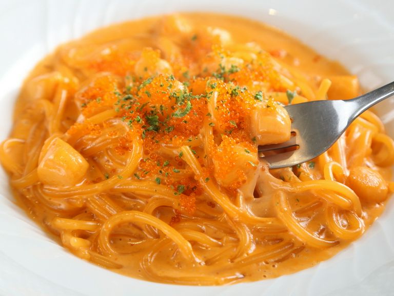 鉄板人気のイチオシ『小柱のウニクリームパスタ　海の宝石添え』
