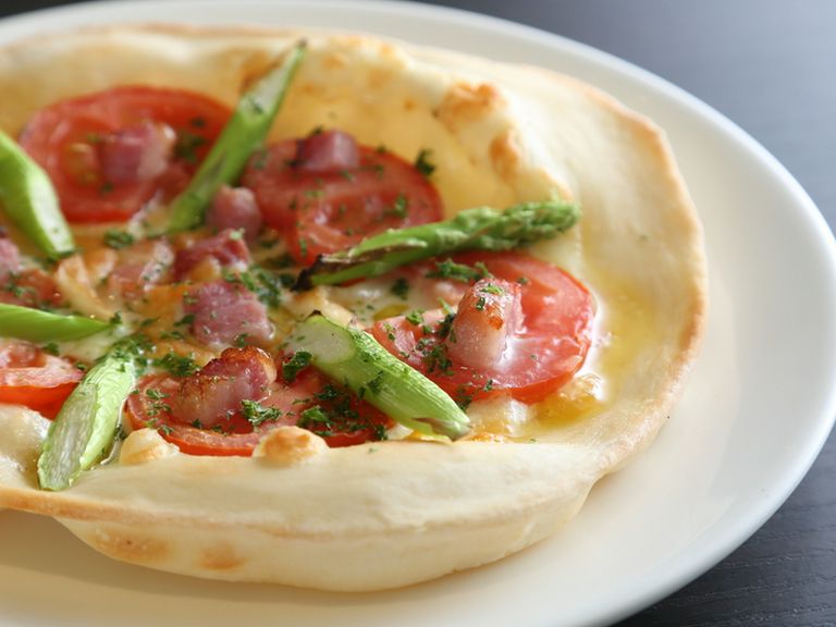 ブロードやピザ生地も一から手づくりするオリジナル料理