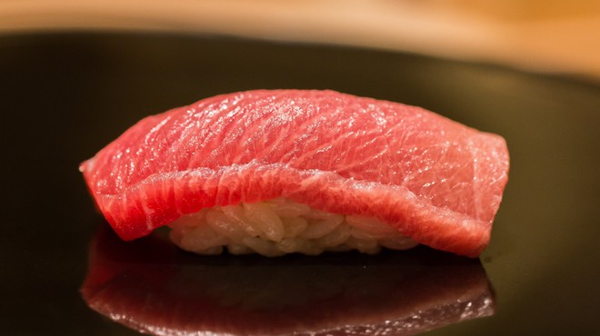 カウンターで安心して食事ができる