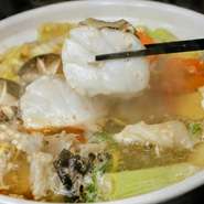 個室でコース会席を順序よくお出します